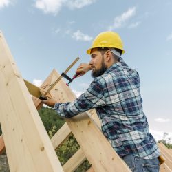 trabajador-con-casco-construyendo-el-techo-de-la-casa trabajador-con-casco-construyendo-el-techo-de-la-casa